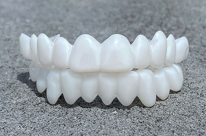 Proteza dentystyczna z białymi soczewkami dentystycznymi - Fioriscas