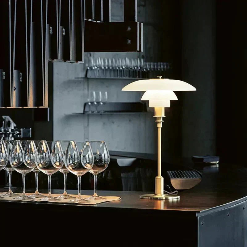 Geometrinen pöytälamppu kuparijalustalla, Asterin art deco -pöytävalaisin