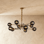 Luxusní skleněný lustr Lumora pro elegantní obytné prostory