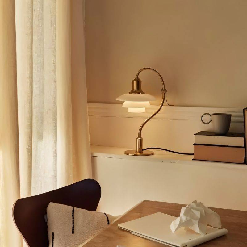Aurelia frostad glasbordslampa med aluminiumarm och mjuk omgivningsbelysning
