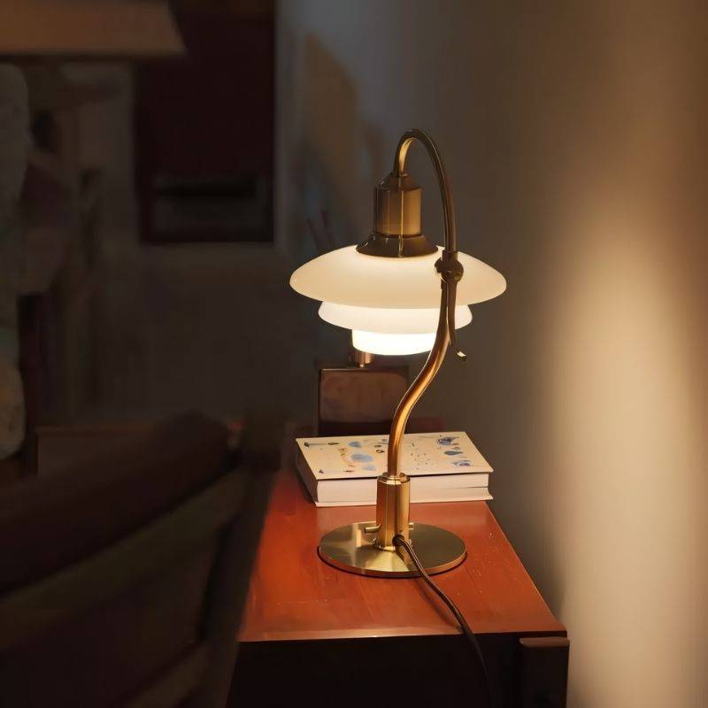Aurelia frostad glasbordslampa med aluminiumarm och mjuk omgivningsbelysning