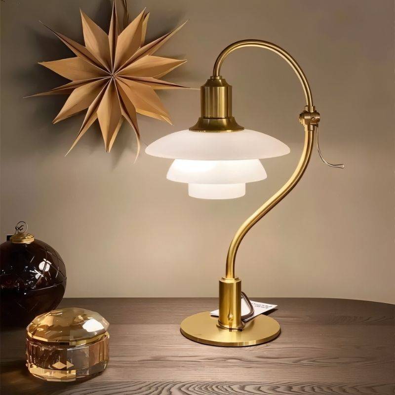 Aurelia frostad glasbordslampa med aluminiumarm och mjuk omgivningsbelysning