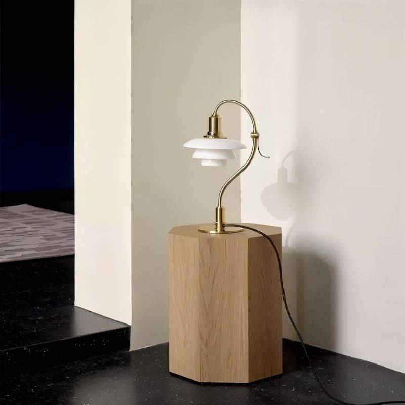 Aurelia frostad glasbordslampa med aluminiumarm och mjuk omgivningsbelysning