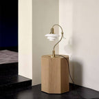 Aurelia frostad glasbordslampa med aluminiumarm och mjuk omgivningsbelysning