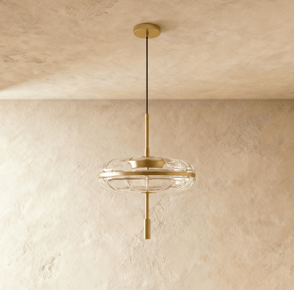Lampa wisząca Rippled Glass z rzeźbiarską metalową ramą i miękkim światłem