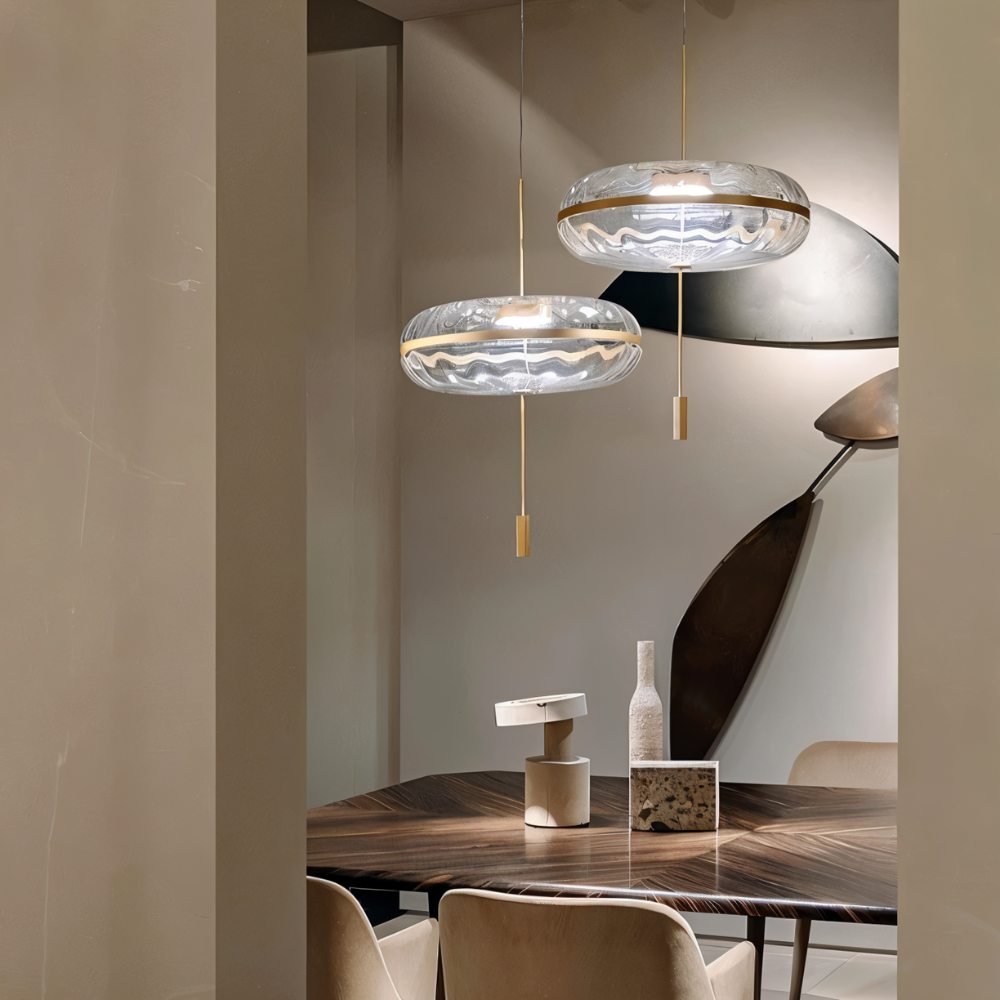 Lampa wisząca Rippled Glass z rzeźbiarską metalową ramą i miękkim światłem