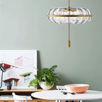 Lampa wisząca Rippled Glass z rzeźbiarską metalową ramą i miękkim światłem