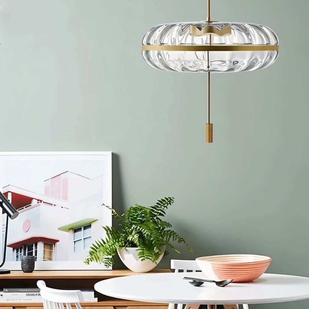 Lampa wisząca Rippled Glass z rzeźbiarską metalową ramą i miękkim światłem
