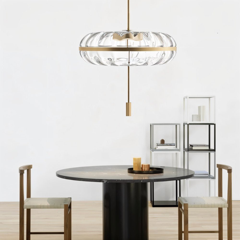 Lampa wisząca Rippled Glass z rzeźbiarską metalową ramą i miękkim światłem