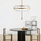 Lampa wisząca Rippled Glass z rzeźbiarską metalową ramą i miękkim światłem