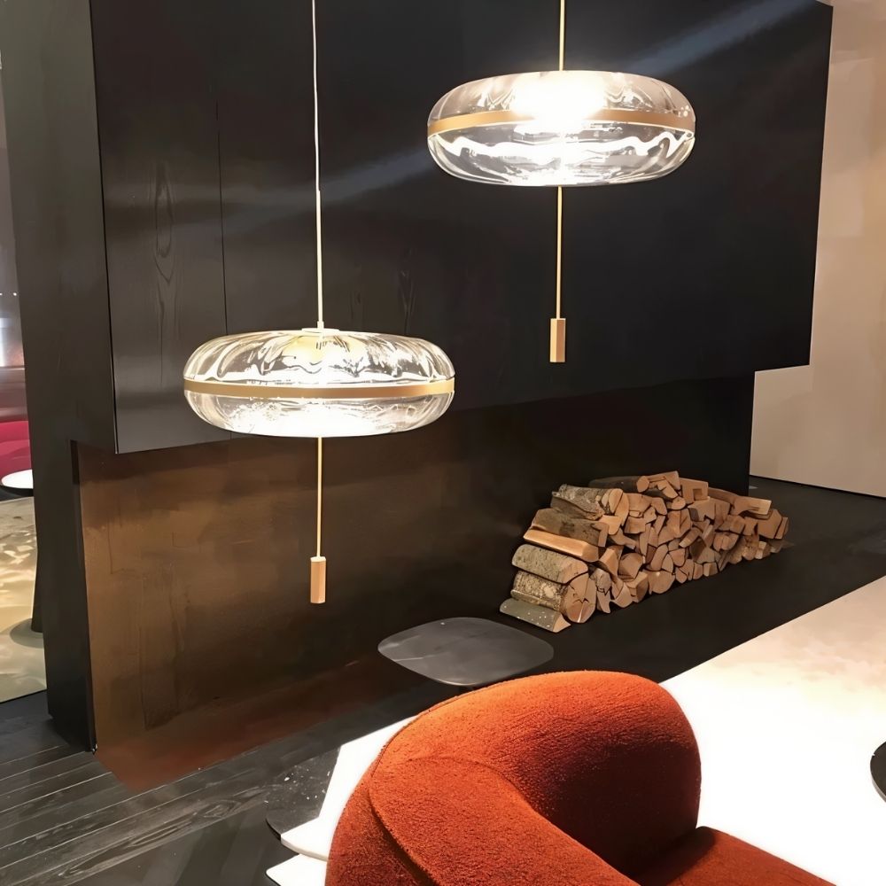 Lampa wisząca Rippled Glass z rzeźbiarską metalową ramą i miękkim światłem