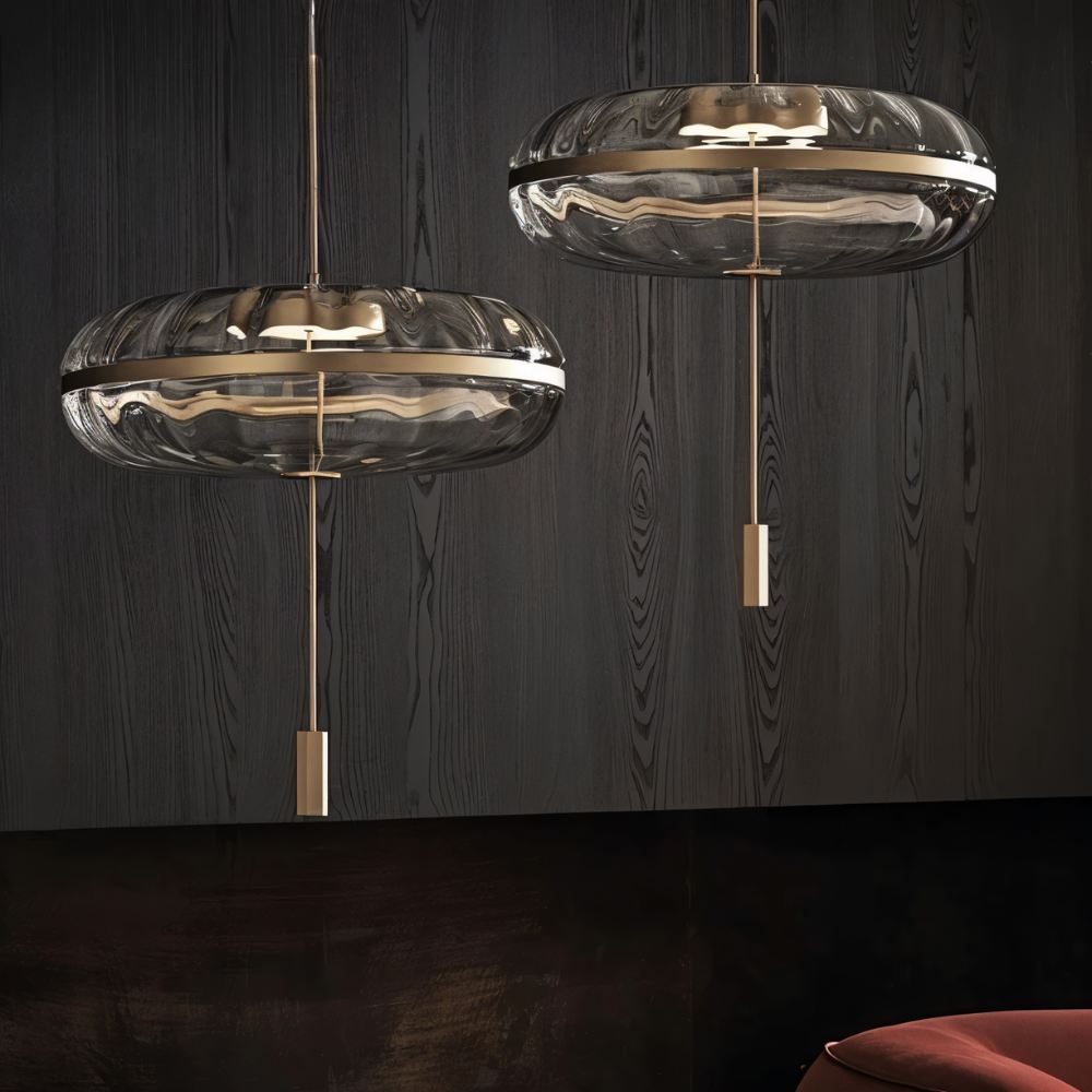Lampa wisząca Rippled Glass z rzeźbiarską metalową ramą i miękkim światłem