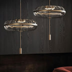 Lampa wisząca Rippled Glass z rzeźbiarską metalową ramą i miękkim światłem