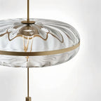 Lampa wisząca Rippled Glass z rzeźbiarską metalową ramą i miękkim światłem