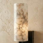 Lampada da parete Aurelia in marmo venato con cornice metallica geometrica