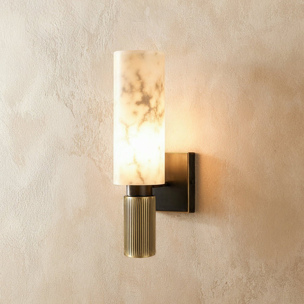 Lampada da parete Aurelia in marmo venato con cornice metallica geometrica