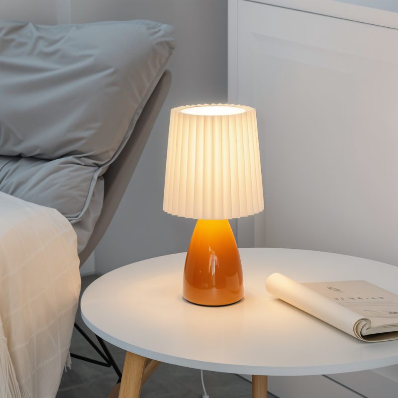Keramická stolní lampa NovaAura s plisovaným stínidlem a šarmem středního století