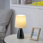 Keramická stolní lampa NovaAura s plisovaným stínidlem a šarmem středního století