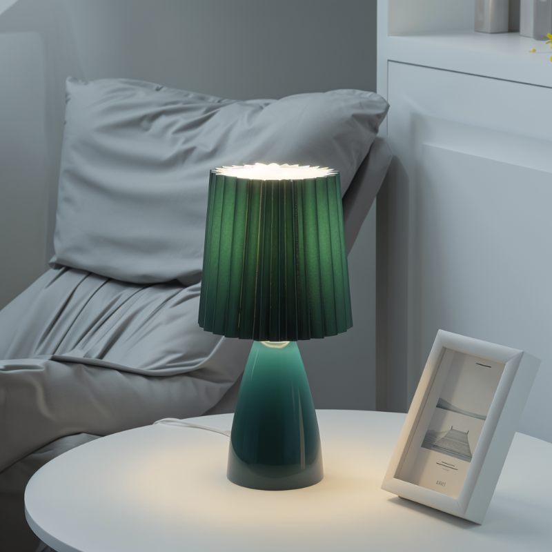 Keramická stolní lampa NovaAura s plisovaným stínidlem a šarmem středního století