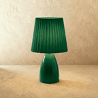 Keramická stolní lampa NovaAura s plisovaným stínidlem a šarmem středního století