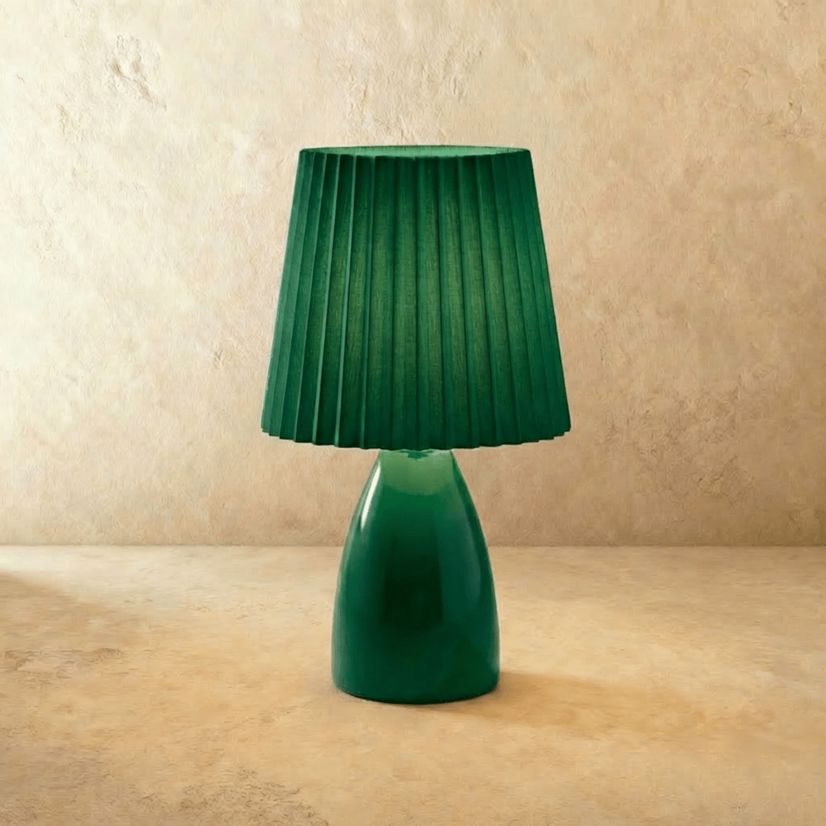 Keramická stolní lampa NovaAura s plisovaným stínidlem a šarmem středního století