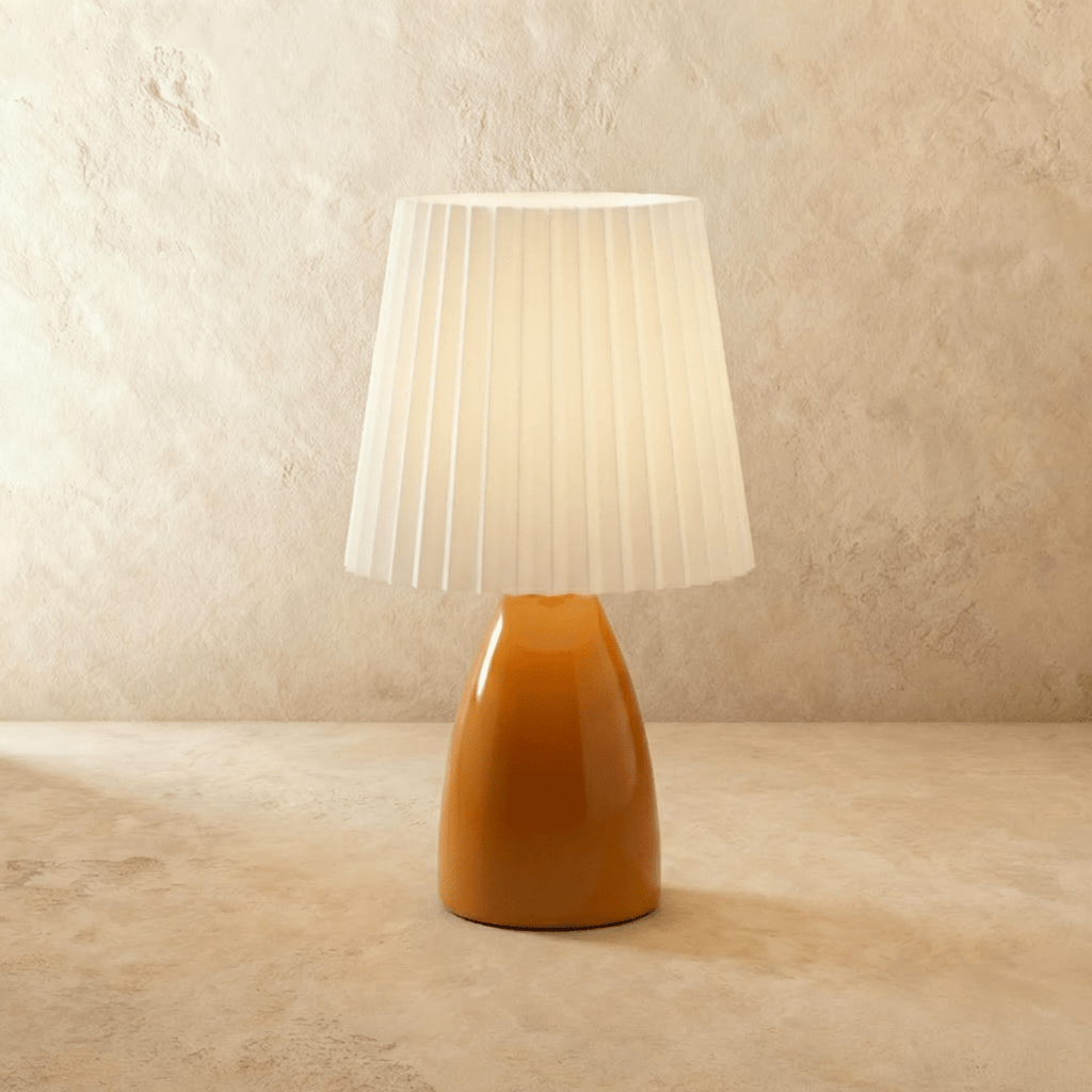 Keramická stolní lampa NovaAura s plisovaným stínidlem a šarmem středního století