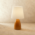 Keramická stolní lampa NovaAura s plisovaným stínidlem a šarmem středního století