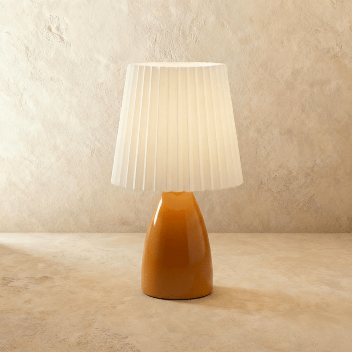 Keramická stolní lampa NovaAura s plisovaným stínidlem a šarmem středního století