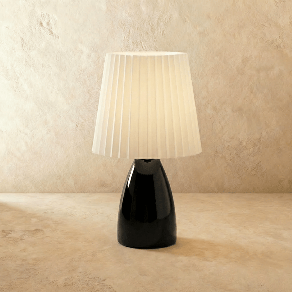 Keramická stolní lampa NovaAura s plisovaným stínidlem a šarmem středního století