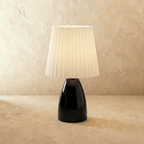 Keramická stolní lampa NovaAura s plisovaným stínidlem a šarmem středního století