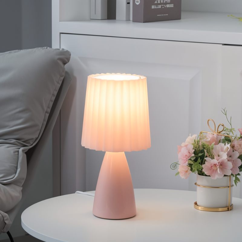 Keramická stolní lampa NovaAura s plisovaným stínidlem a šarmem středního století