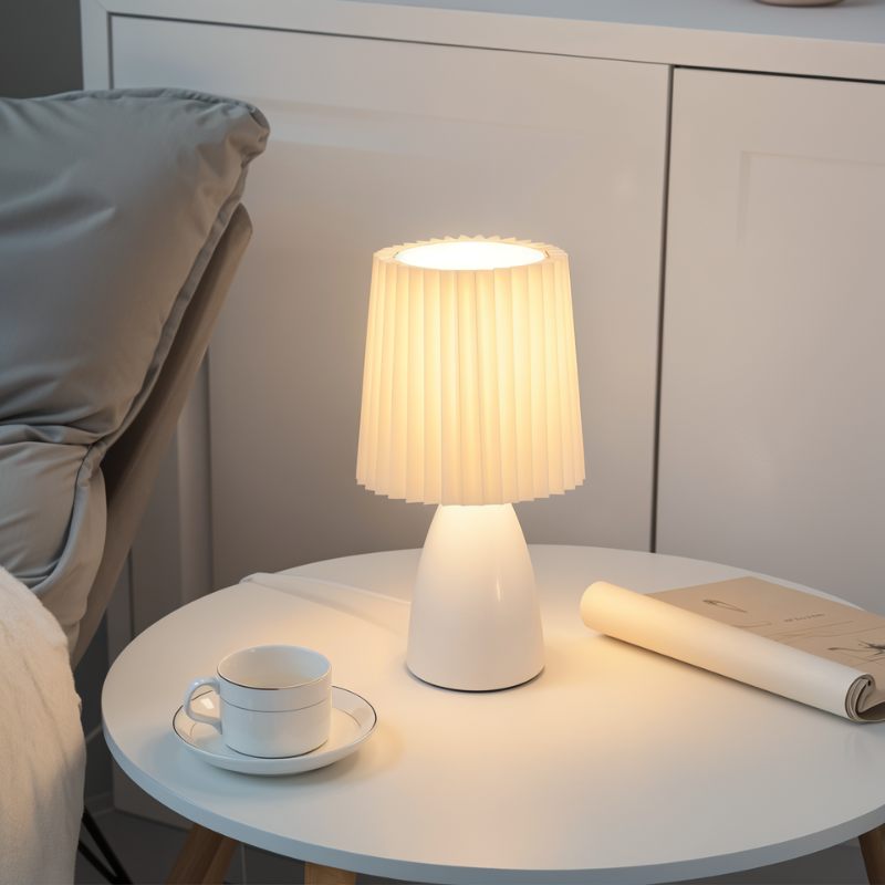 Keramická stolní lampa NovaAura s plisovaným stínidlem a šarmem středního století