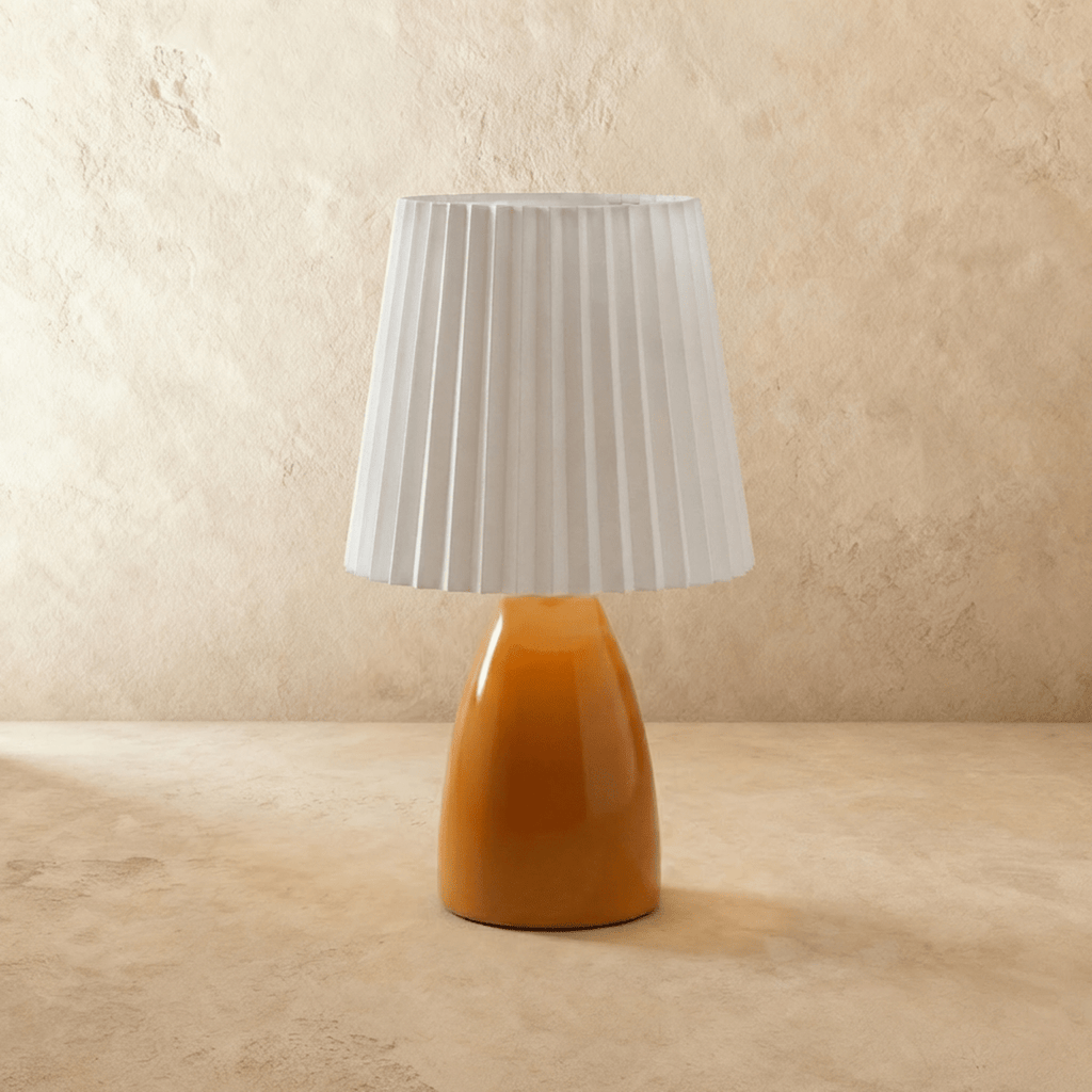 Keramická stolní lampa NovaAura s plisovaným stínidlem a šarmem středního století