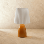Keramická stolní lampa NovaAura s plisovaným stínidlem a šarmem středního století