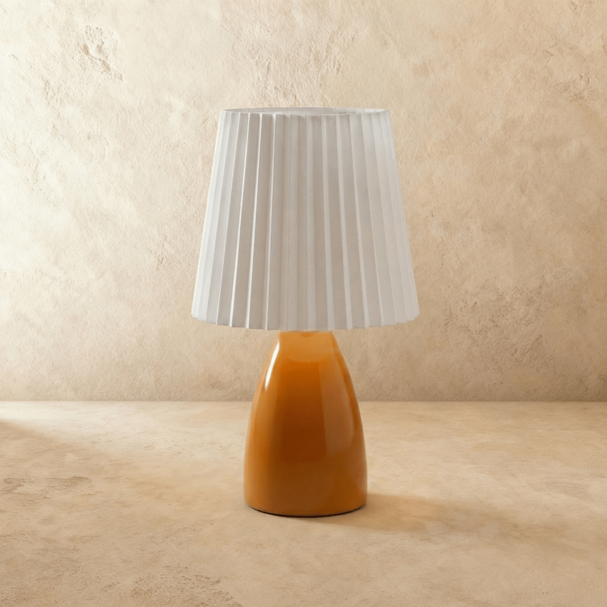 Keramická stolní lampa NovaAura s plisovaným stínidlem a šarmem středního století