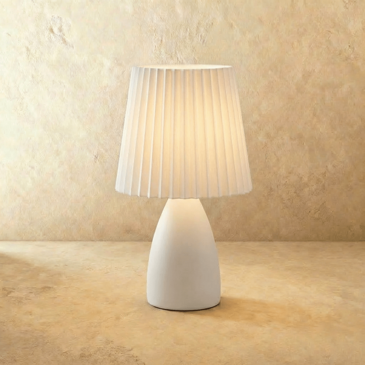 Keramická stolní lampa NovaAura s plisovaným stínidlem a šarmem středního století