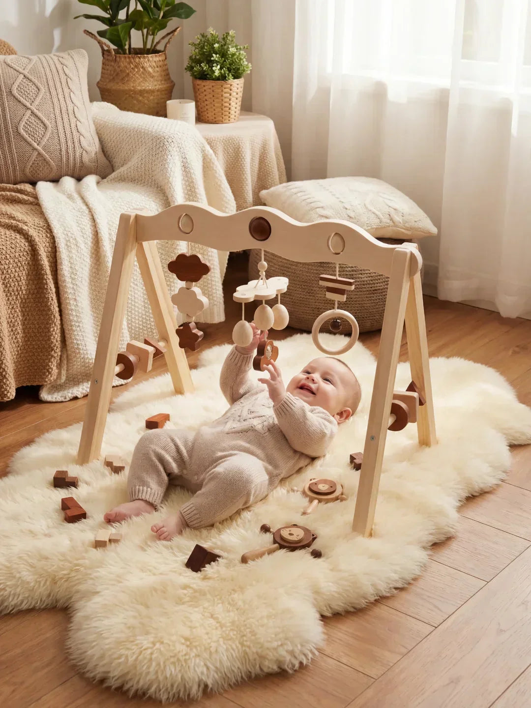 Aktivitetsbue i naturligt træ – sanselegetøj og babygym til babyer og småbørn | Fioriscas