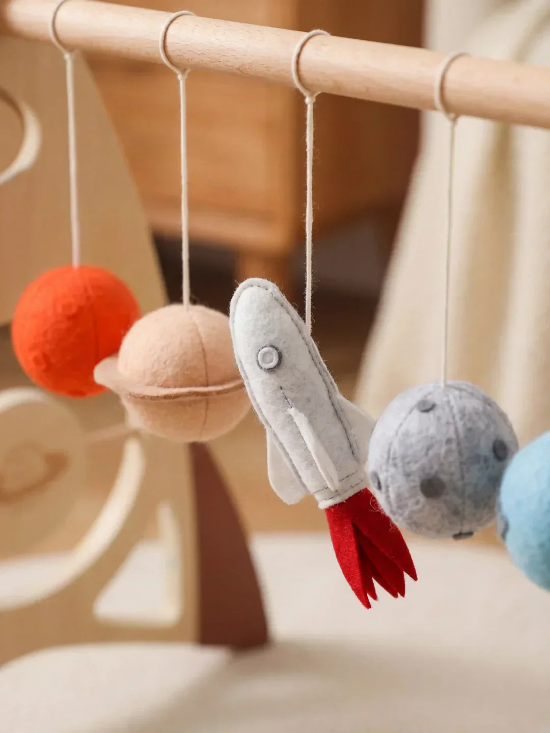 Arche d’éveil en bois massif pour bébé avec jouets fusée et étoile