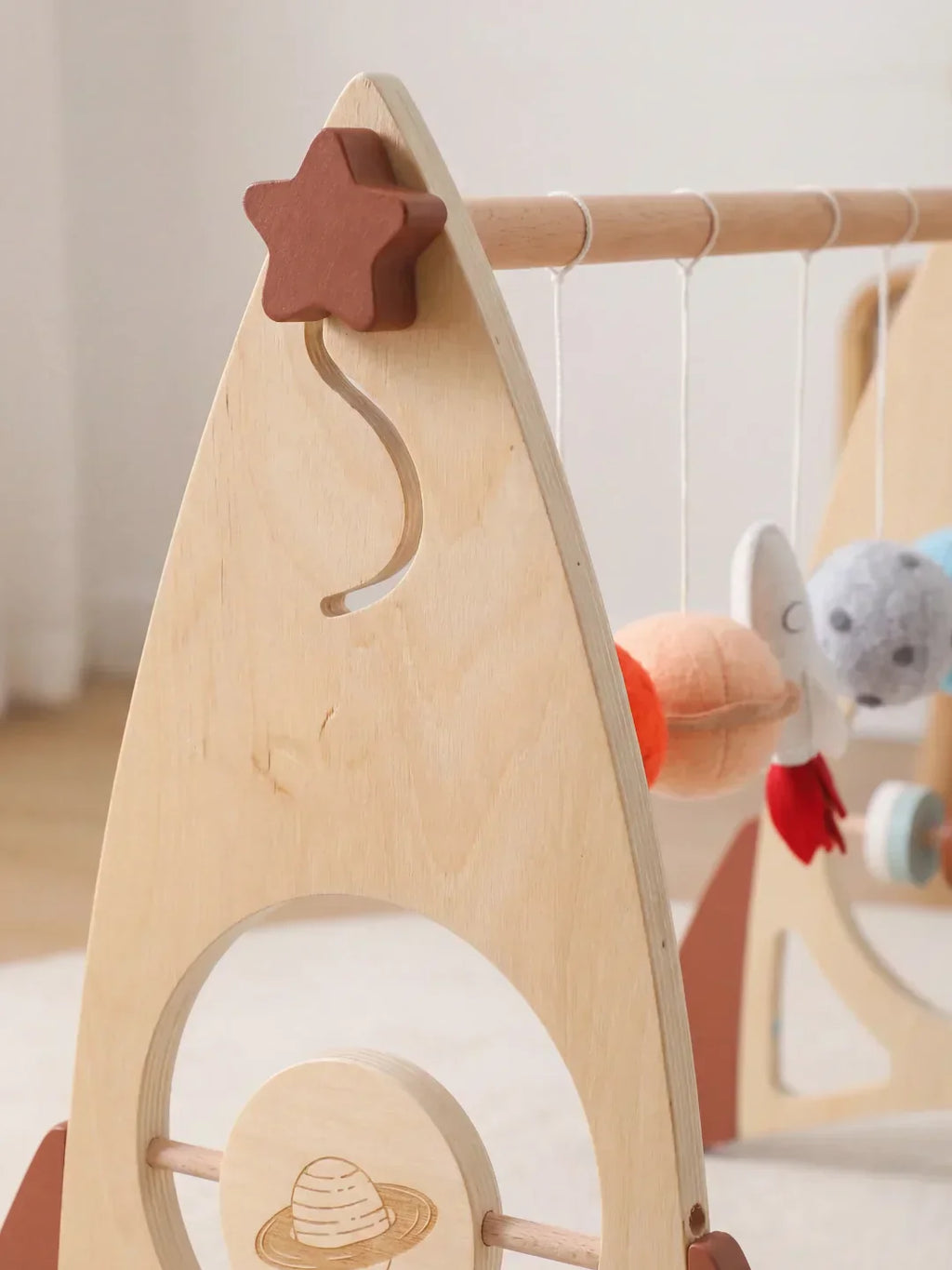 Arche d’éveil en bois massif pour bébé avec jouets fusée et étoile