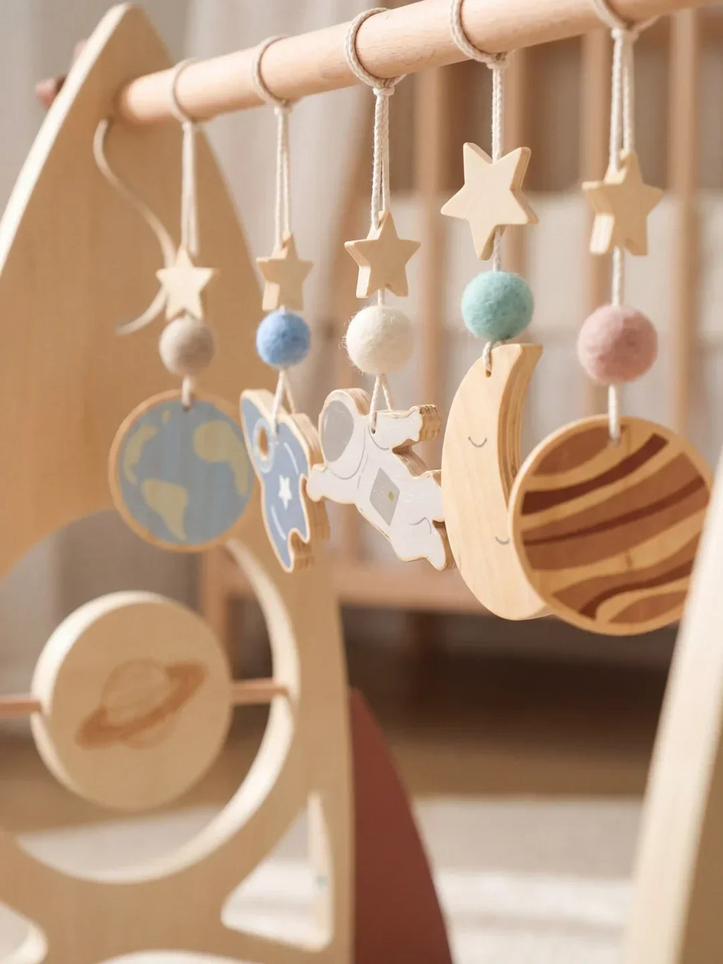 Arche d’éveil en bois massif pour bébé avec jouets fusée et étoile