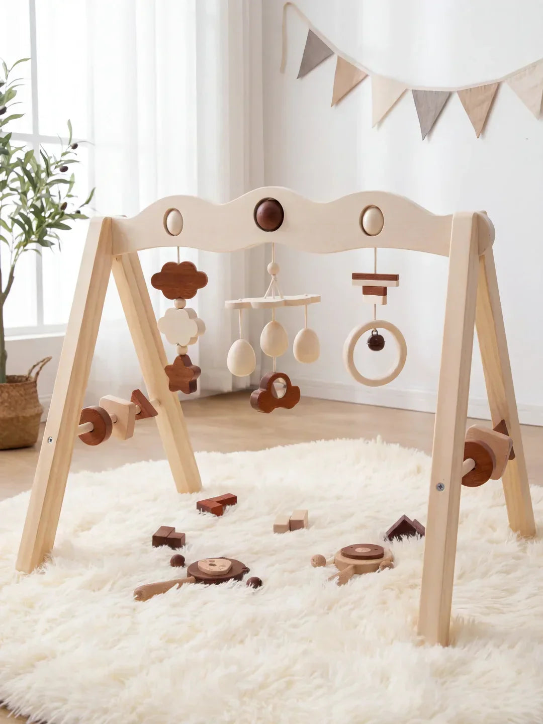 Aktivitetsbue i naturligt træ – sanselegetøj og babygym til babyer og småbørn | Fioriscas
