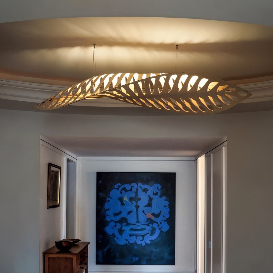 金属と木材の彫刻的デザインのリーフフォームペンダントライト