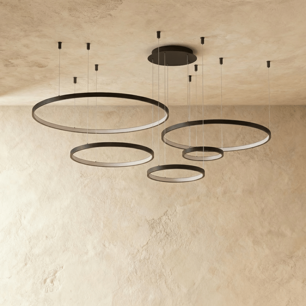 Lustr Aurora Circle s jemným halo osvětlením nad jídelním stolem