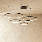 Lustr Aurora Circle s jemným halo osvětlením nad jídelním stolem