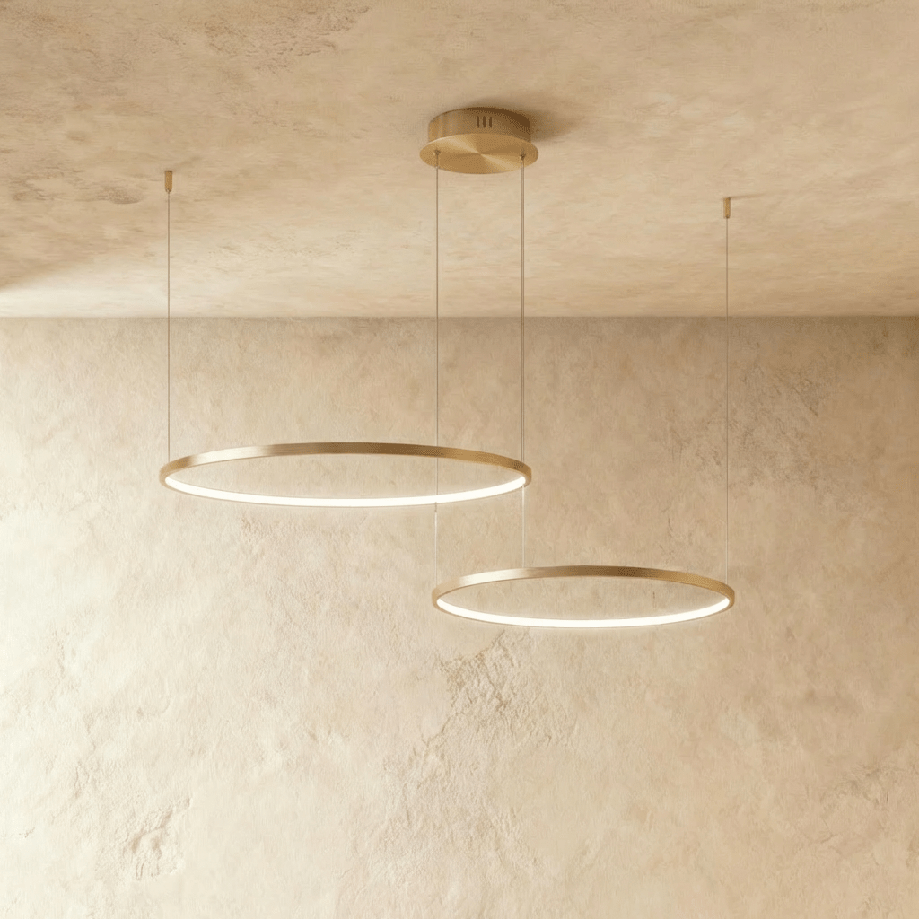 Lustr Aurora Circle s jemným halo osvětlením nad jídelním stolem
