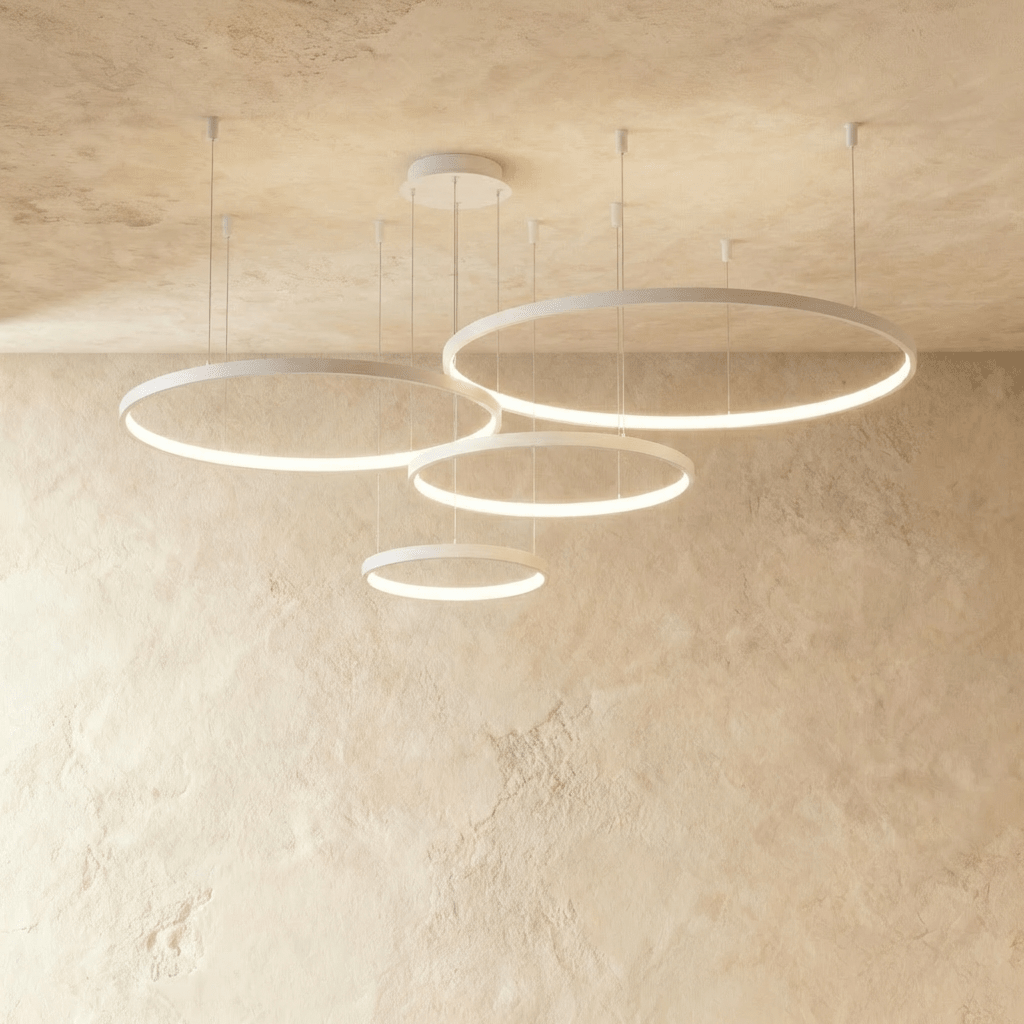 Lustr Aurora Circle s jemným halo osvětlením nad jídelním stolem