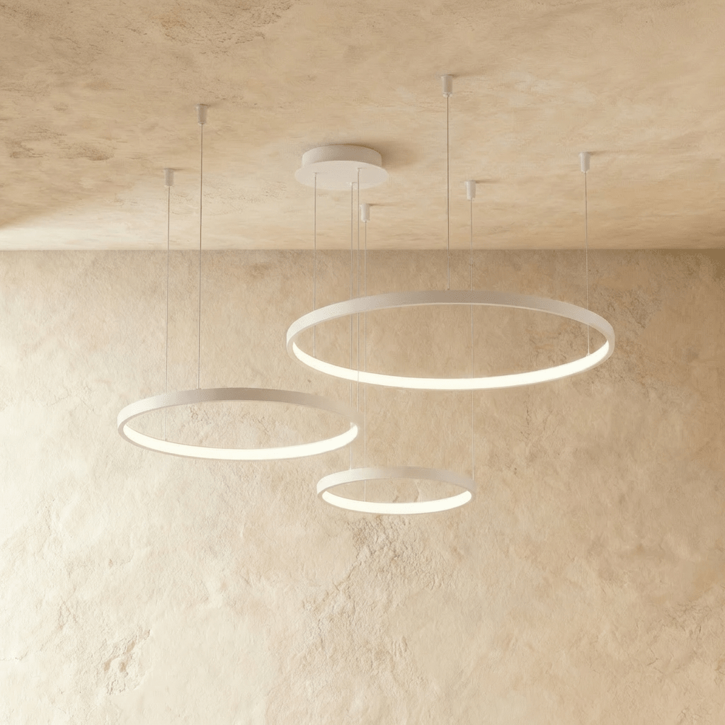 Lustr Aurora Circle s jemným halo osvětlením nad jídelním stolem