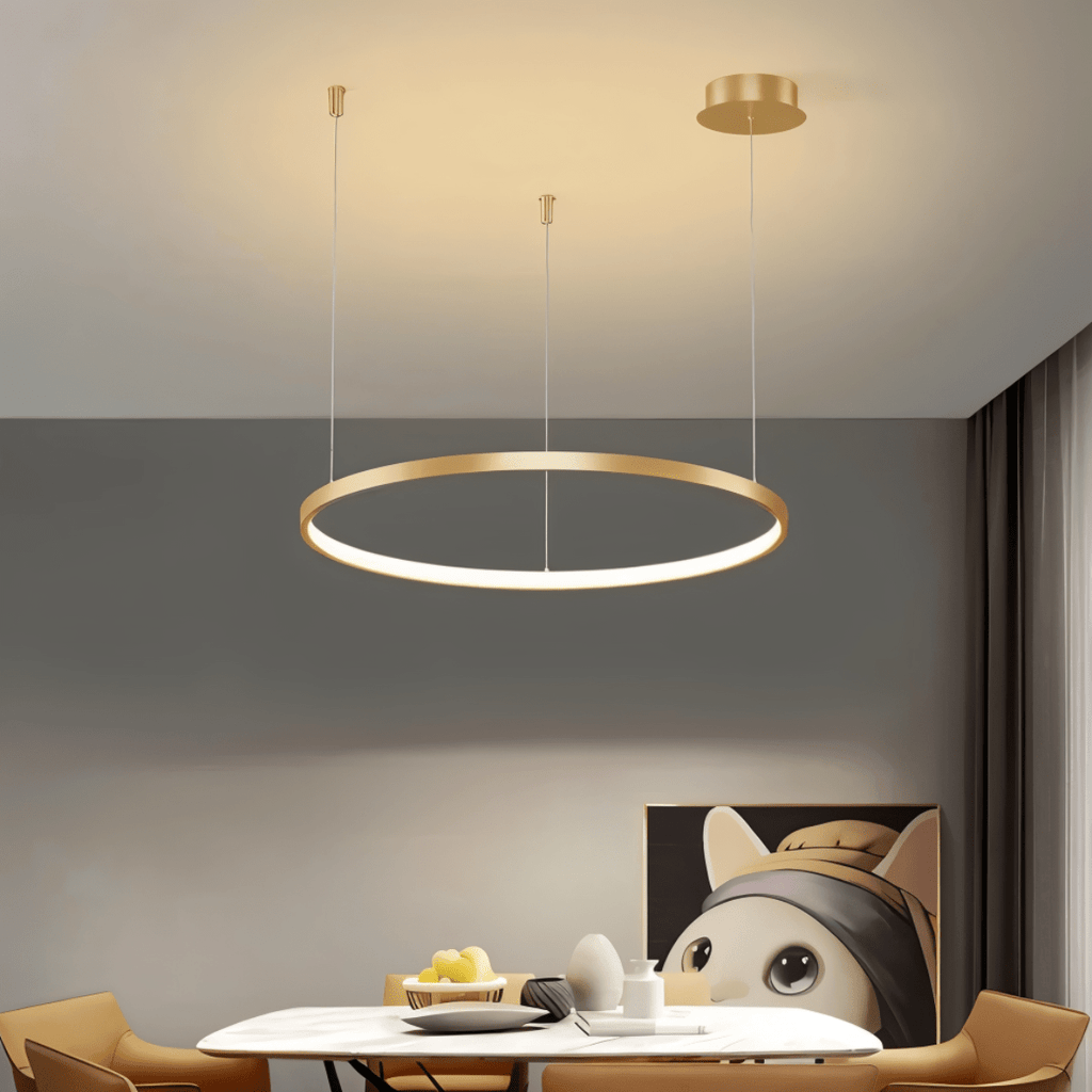 Lustr Aurora Circle s jemným halo osvětlením nad jídelním stolem