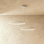 Lustr Aurora Circle s jemným halo osvětlením nad jídelním stolem