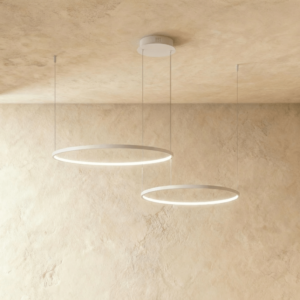 Lustr Aurora Circle s jemným halo osvětlením nad jídelním stolem
